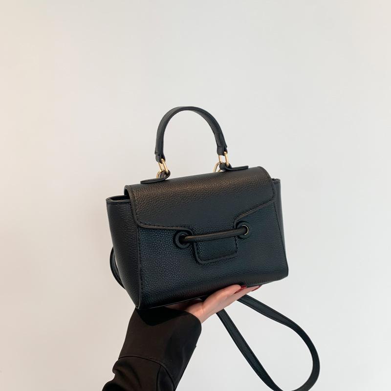 

Модная и повседневная портативная маленькая женская сумка 2024 года, новая корейская простая маленькая квадратная сумка, текстурная нишевая женская сумка-мессенджер чёрный