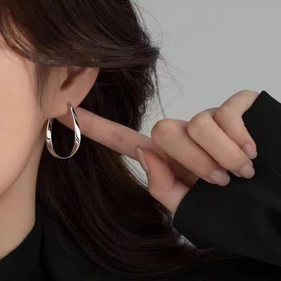 Stile Caldo 2024: Orecchini a Bottone in Argento 925 Design Mobius - Lusso Leggero di Alta Gamma da Donna