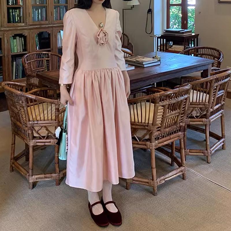 

Romantic Pink V-Neck Handmade Satin Dress with Three-Quarter Sleeves, Pleated High-Waist, and Large Flare Skirt. Small светло-розовый