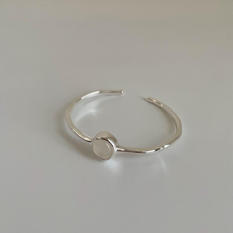 

Необычный металлический браслет Cold Wind, женский, простой, нишевый, индивидуальный, простой, универсальный, темперамент, инкрустированный опалом, ювелирные изделия