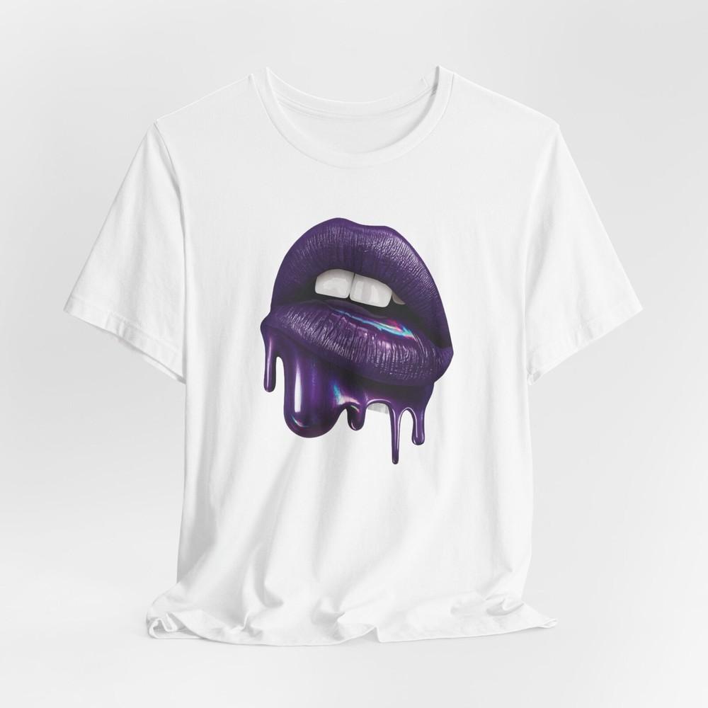 #22 Фиолетовая футболка с капающими губами - Модный и трендовый дизайн - Фиолетовая футболка с губами - Унисекс XXL