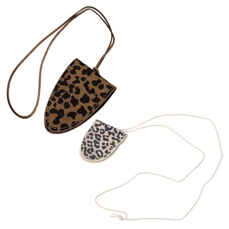 Elegant Leopard Pattern Neckpiece Featuring Magnetic Closure Stylish And Versatile Jewelry for Fashion Enthusiasts