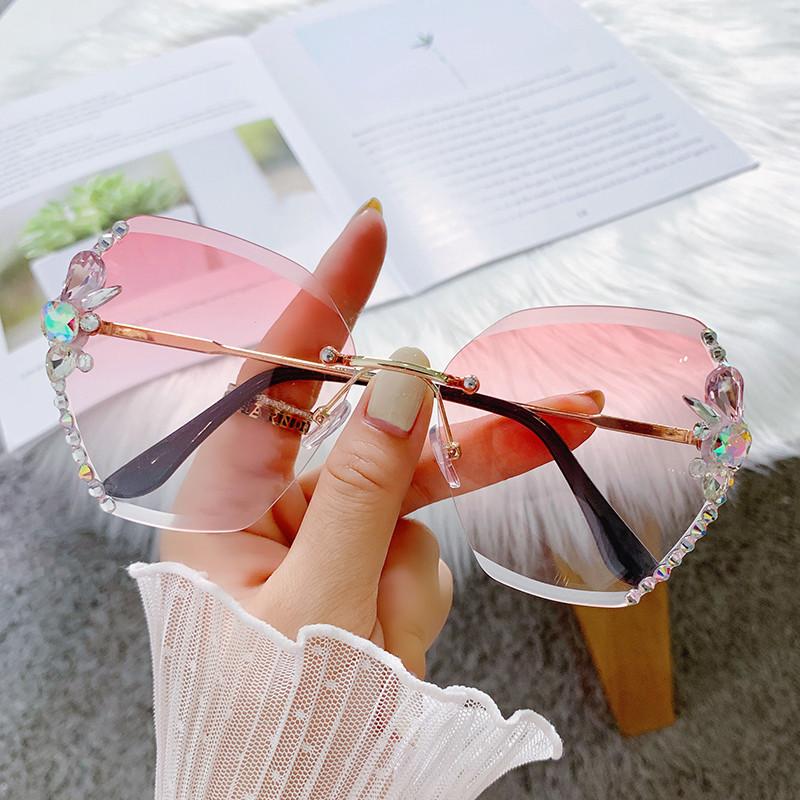 

Frameless polygonal diamond-set flowers sunglasses women round face big face irregular sunglasses women [Source factory straight hair]