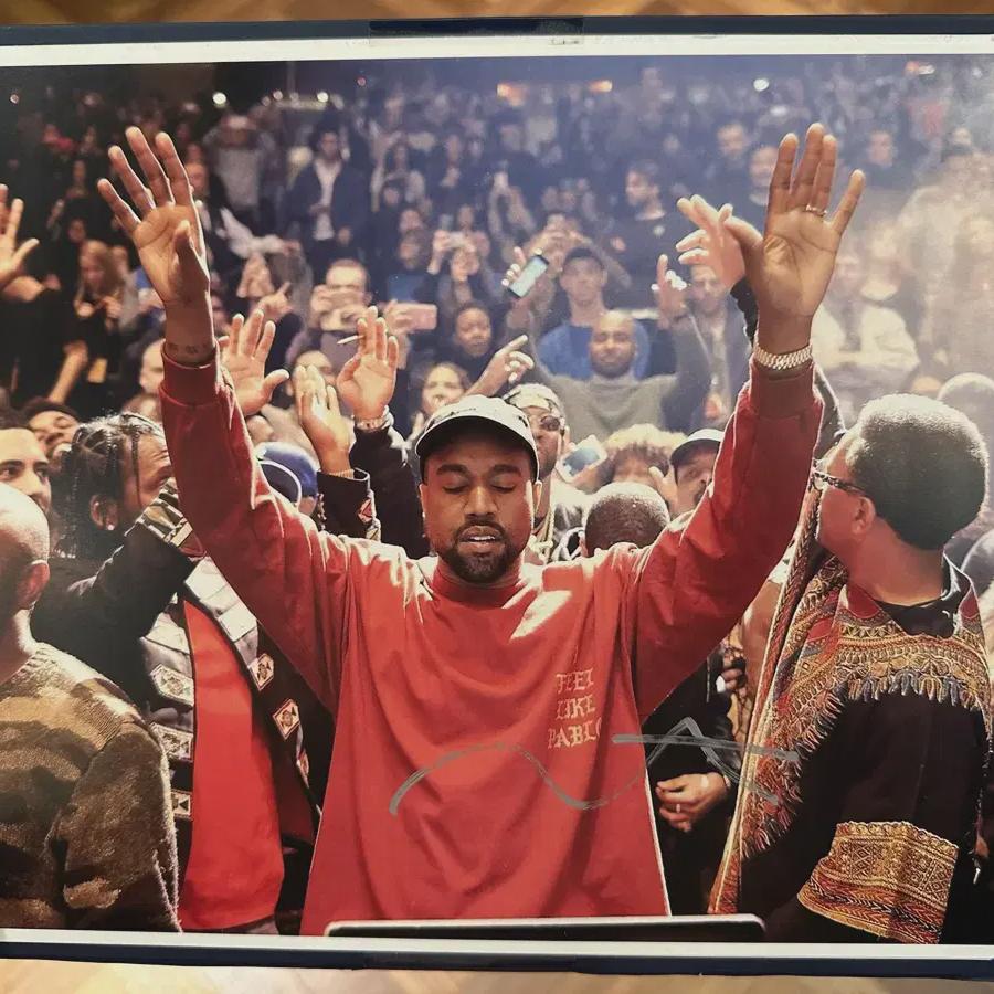 

С автографом Канье Уэста