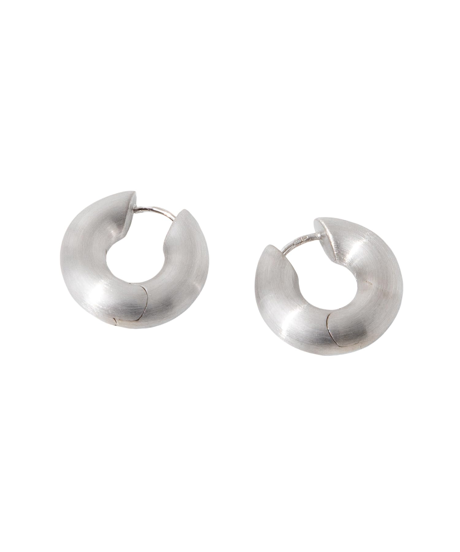 

Tom Wood Chunky Hoops Satin Small Hoop 100151 White Rhodium Recycled Sterling Silver Earrings, Silver, Plated, (925)