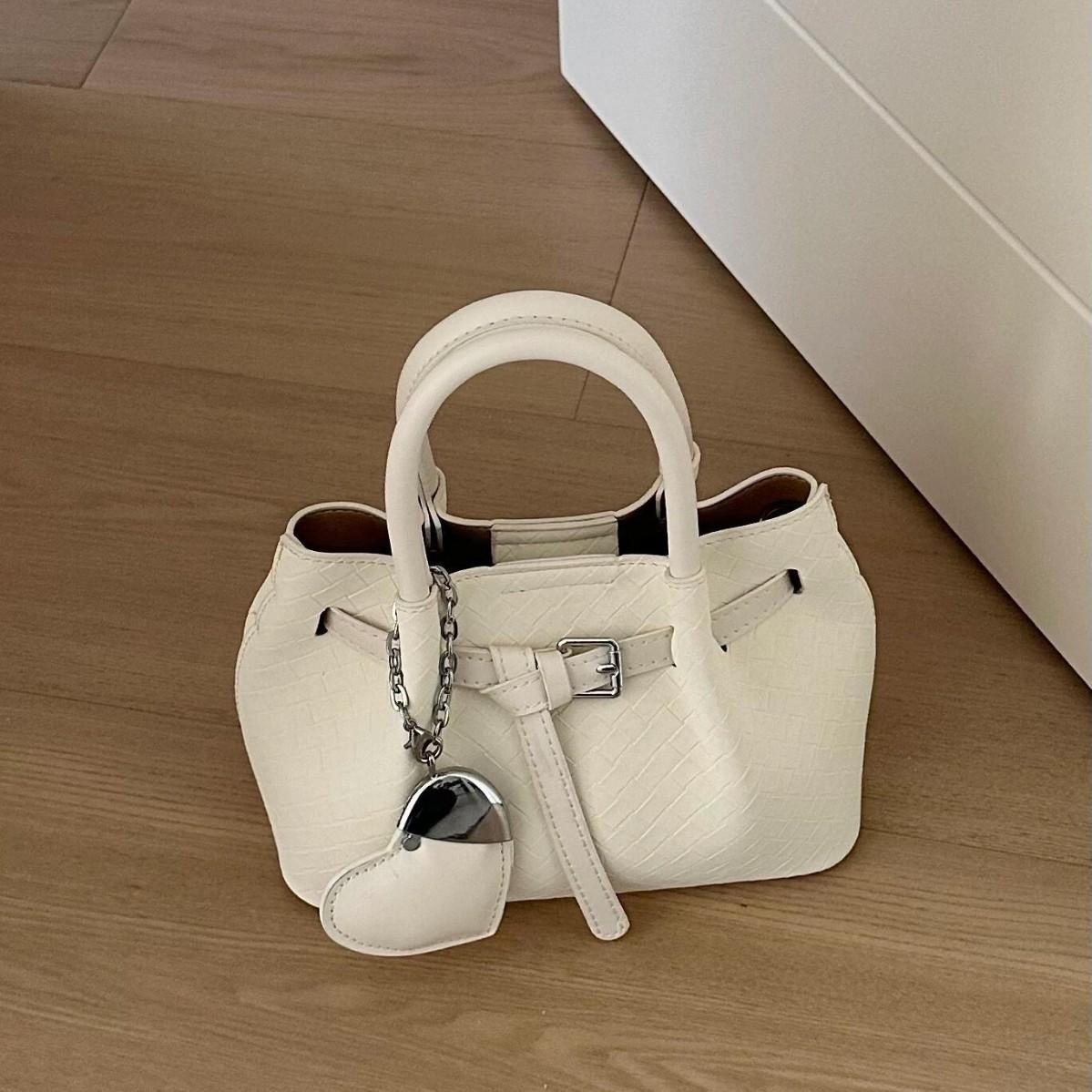 

Нишевая ручная плетеная сумка женская 2025 новая модная весенняя мода универсальная высококлассная текстура сумка-мессенджер в виде овощной корзины