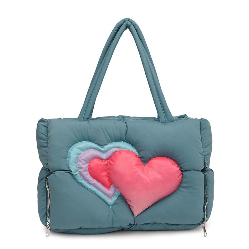 

Женская большая стеганая сумка-тоут с принтом сердец и цветными блоками светло-синий