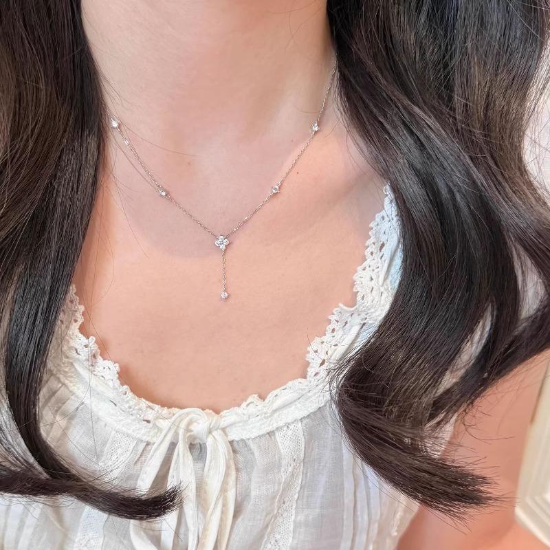 Collana alla moda di lusso con quadrifoglio e frange per donna - Elegante catena a girocollo, Accessorio unico e versatile
