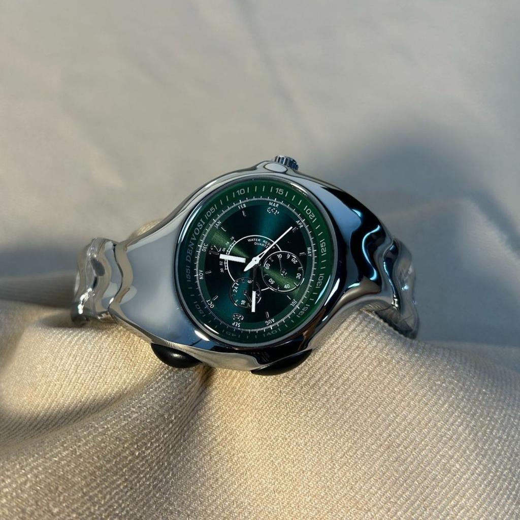 Personalize Twisted case Design Unique Quartz Watch Men Dpecial Blade Red High Quality Creative Medieval Old Steel Men Clock