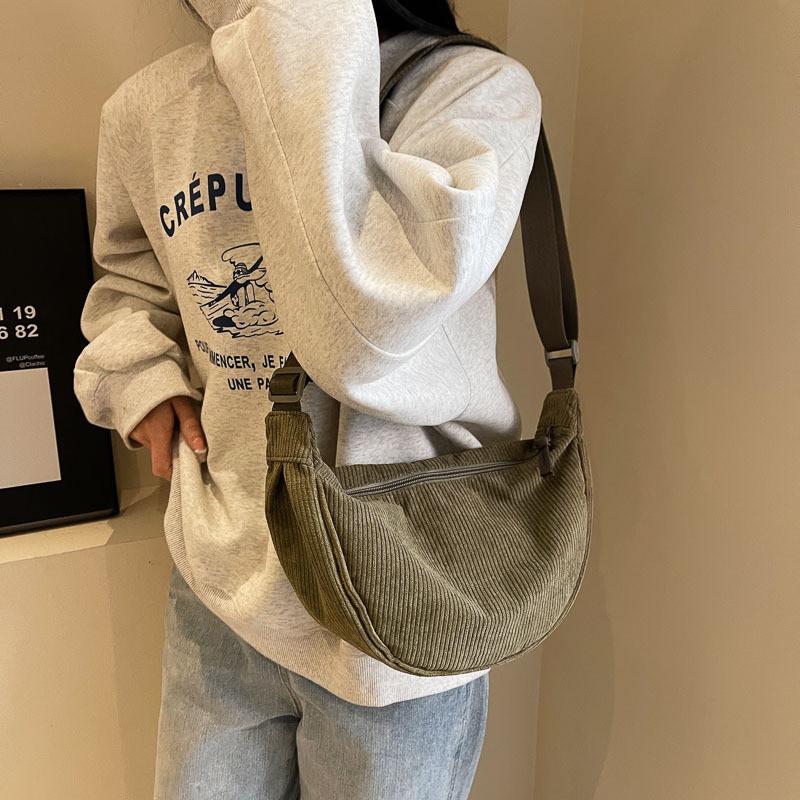 Borsa a forma di raviolo in velluto a coste alla moda da donna 2023 Nuova borsa a tracolla leggera Stile minimalista urbano