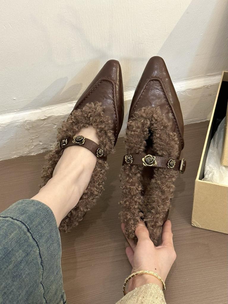 Half a decade of camellia! Retro pointed splicing inner height increase Mary Jane shoes autumn and winter plush single shoes
