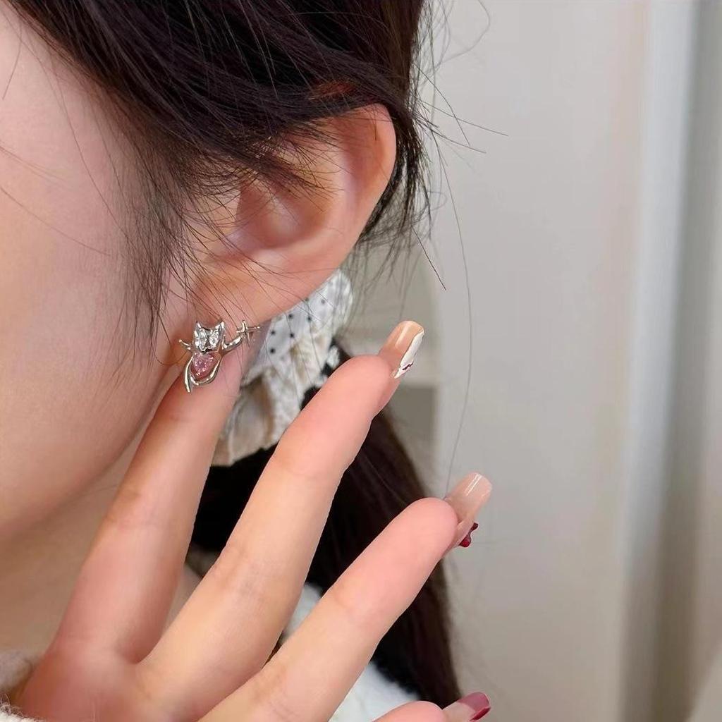 Adorable Star-Catching Kitten Earrings: Sweet Pink Heart Design for Girls and Women