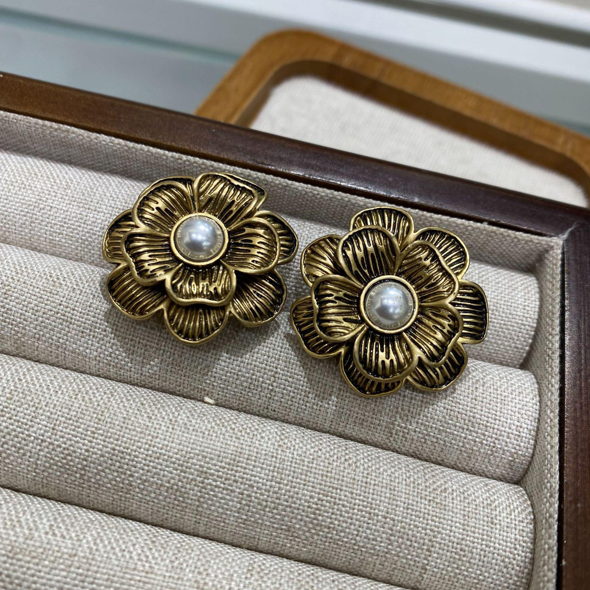 

Double-Layer Three-Dimensional Relief Texture Camellia Stud Earrings Women S Retro Literary And Fashion Commuter Jewelry