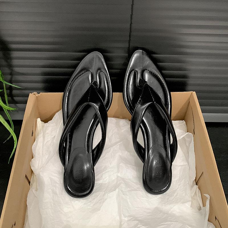 

Black high-end non-slip thick-bottomed slope heel flip-flops for women s summer wear 2025 new models with skirts French cool slippers 40