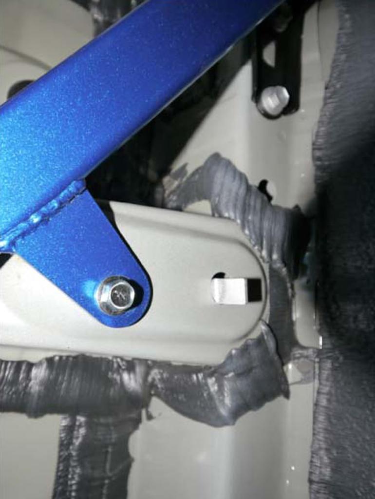 CUSCO Power Brace Floor for Toyota Hybrid ZWR80G 975 492 R (Rear Mount) Noah/Voxy 2WD,