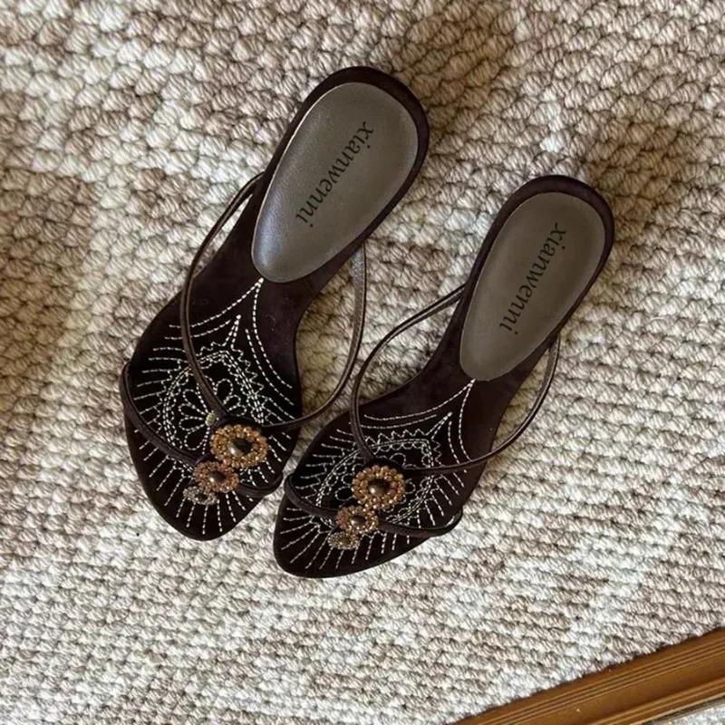 Summer New Women's Slippers Pearl Embroidered Stiletto Heels Flip Flops Wearing Low Heels Vintage Embroidered Female Sandals