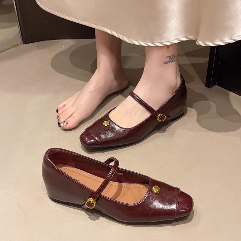 

Внутреннее увеличение высоты маленький ароматный ветер одинарные туфли женские 2025 весна новые квадратный носок маленькие кожаные туфли ремешок с пряжкой камелия туфли Мэри Джейн 40 бордовый