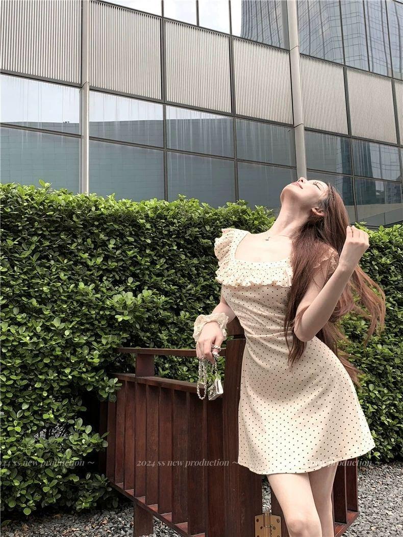 

French Polka Dot Summer Dress: White Petite Tea Dress with Ruffle Sleeves and Cinched Waist. Medium белый