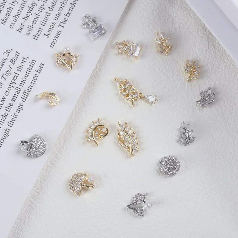 Trendiger Strass- und Zirkon-Nagelschmuck mit diamantbesetzten Metallpailletten