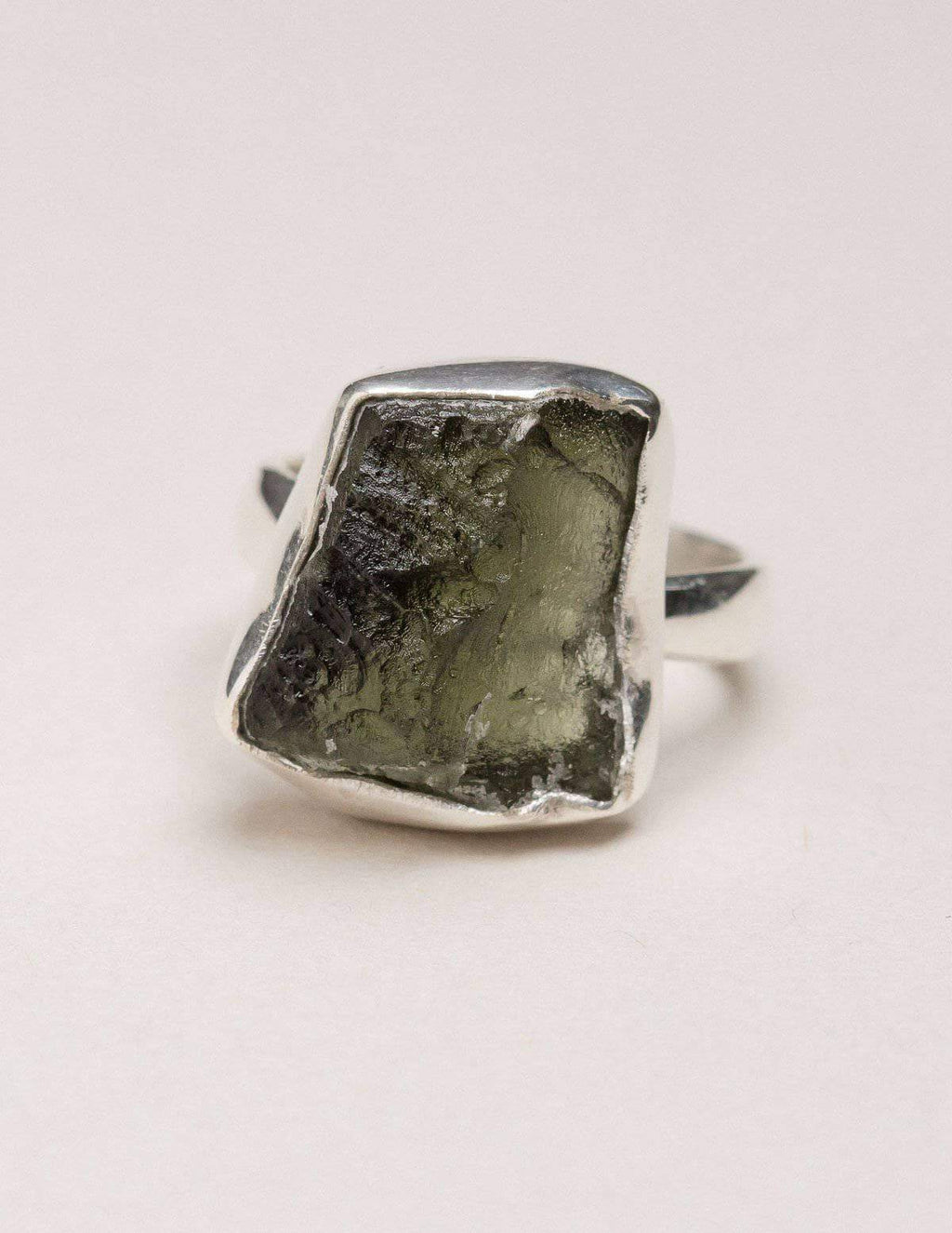 

Кольцо ручной работы из цельного серебра 925 пробы с драгоценным камнем молдавит, эффектное женское кольцо, подарок для нее. зелёный