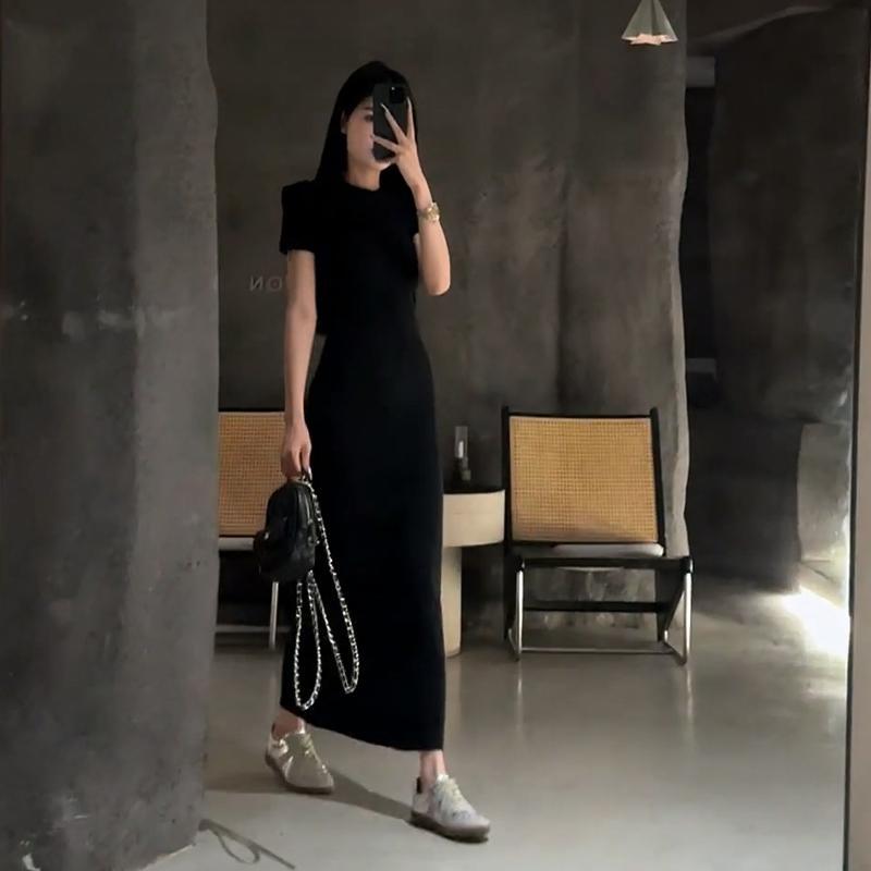 Hepburn style black short-sleeved dress women's summer 2026 new temperament slim and thin hip skirt