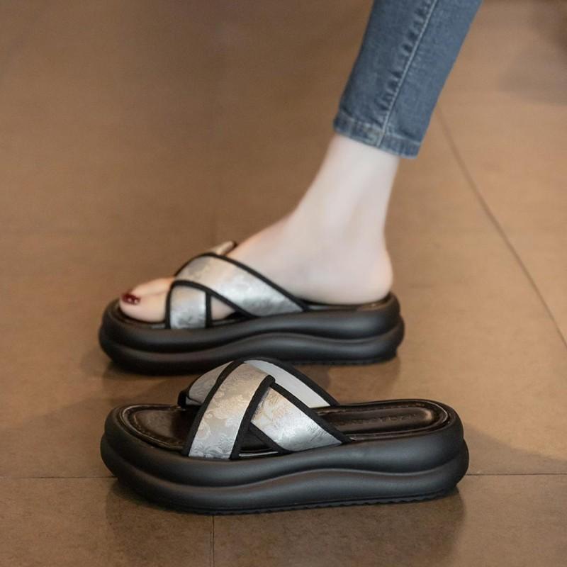 Cross-strapped Sandals Women's 2025 New Summer French Cool Slippers Wear a Pedal of Thick-soled Small Fragrant Beach Shoes