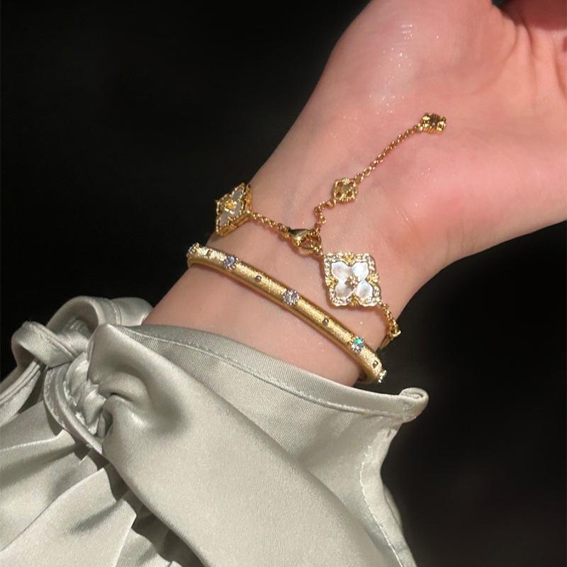 Geometrisches gebürstetes Armband im europäischen Palaststil mit Zirkonia: Retro, Leichter Luxus Hand Schmuck