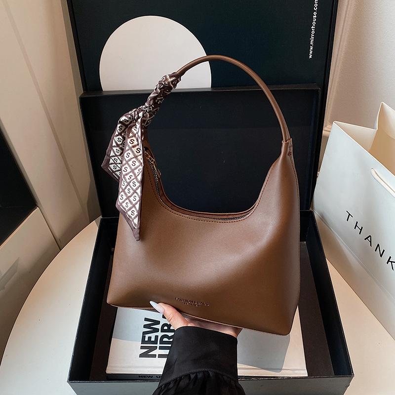 Niche design high-end bag women's trend fashion single shoulder handbag commuter hand carry underarm bag