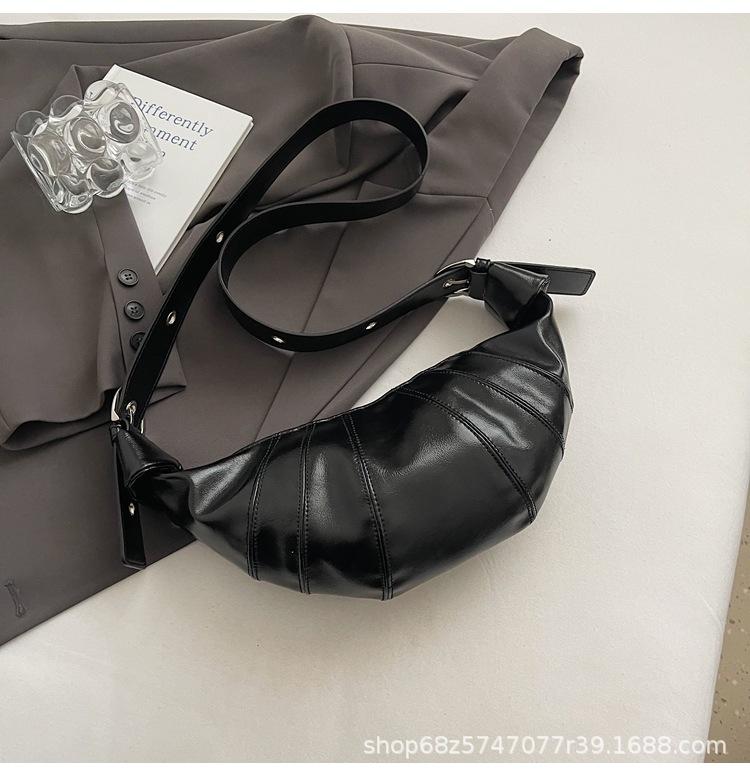 Large Capacity Horn Bag Women's 2025 New Korean Version Ins Retro Shoulder Messenger Bag Niche Commuter Dumpling Bag