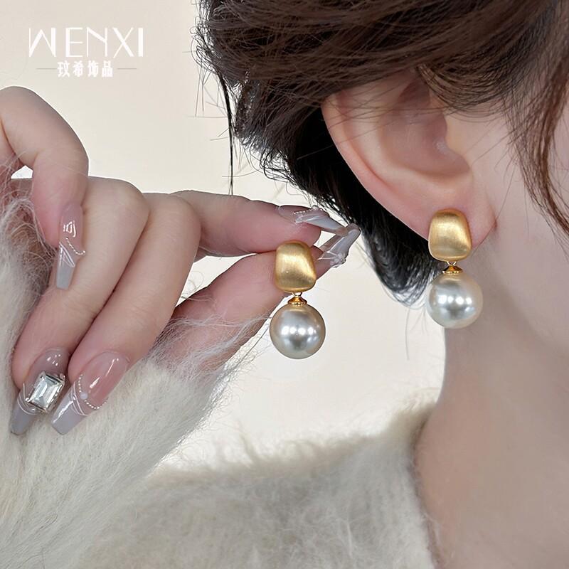 Metal pearl earrings light luxury earrings 2025 niche Internet celebrity Xiaoxiangfeng earrings fashion versatile
