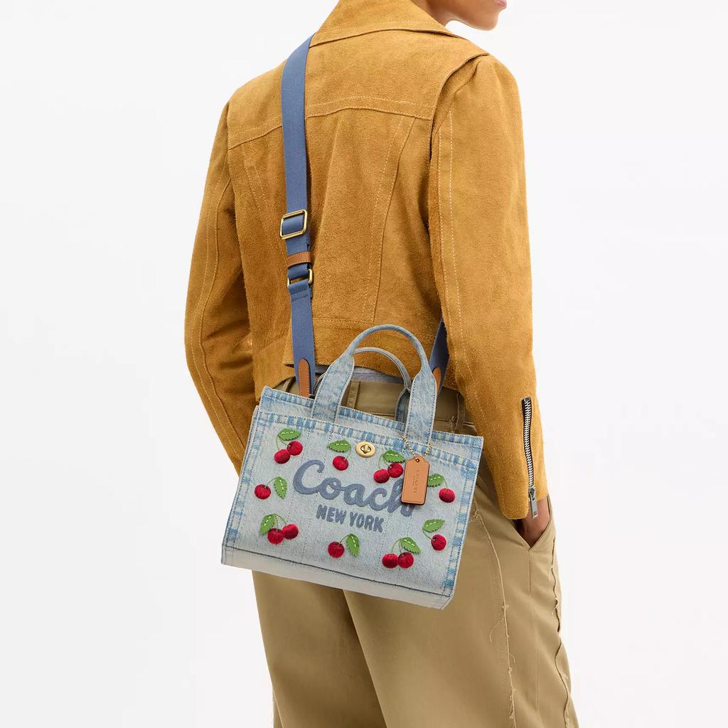 Coach Torba Utility Cargo 26 z haftem wiśniowym, dżinsowa ze skórą Vachetta, średnia, damska, tote bags CDZ31-B4EI