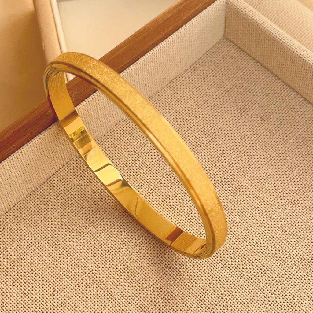 Luxusní dámský náramek z titanové oceli se zirkony a akcenty z bílé perleti