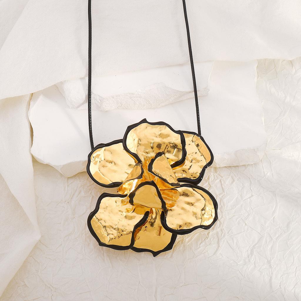 Tooxika Exaggerated Oil Drip Black Edge Three-dimensional Ruffled Flower Pendant Necklace Vintage Stacking Necklace