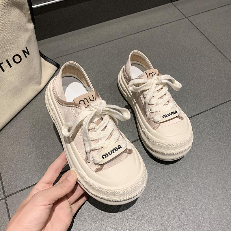 Das neue Modell ist heute beliebt, und die dicke Sohle der kleinen weißen Schuhe für Damen-Frühling und -Herbst, neue großköpfige Brotschuhe, wurde erhöht.