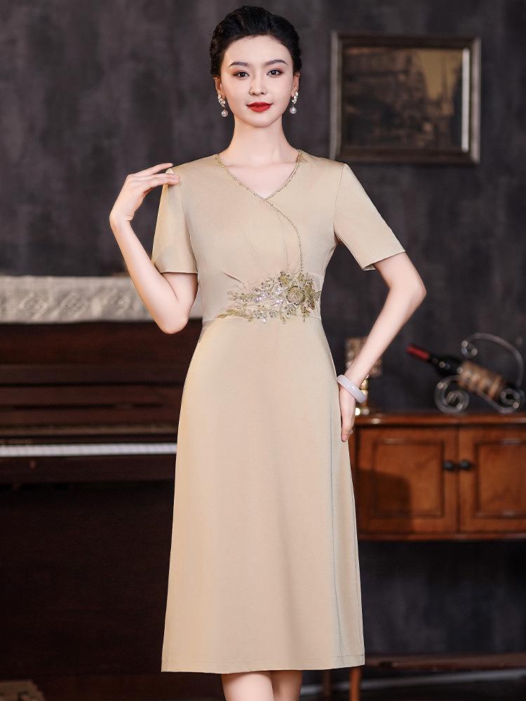 2024 Summer Champagne Formal Dress for Stylish Mothers: Slimming, Waist-Cinching, Perfect for Weddings and Daily Outings