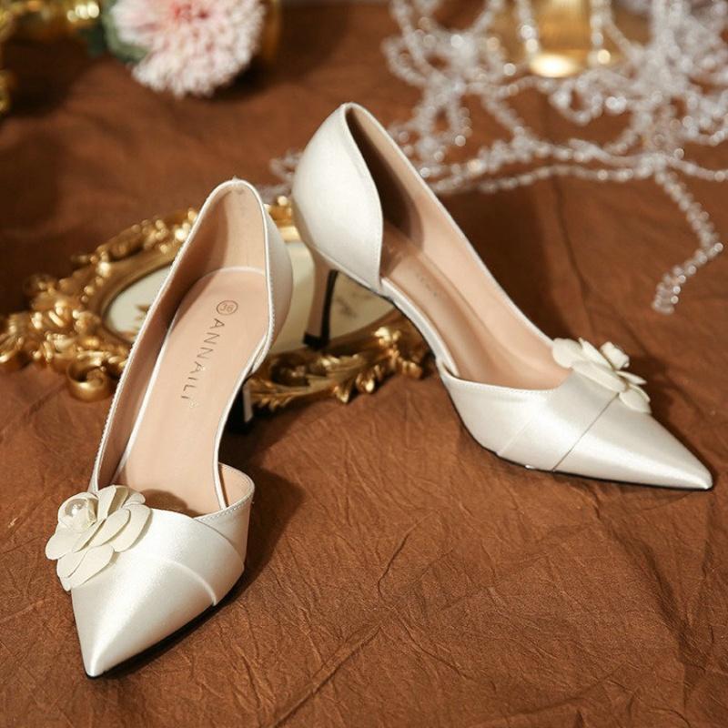 

Fashion 2025 New White Pointy High Heels French Temperament Bride Bridesmaid Shoes Wedding Dress Pumps 42