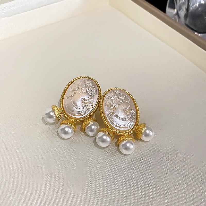 Vintage Women Baroque Style Round Portrait Relief Pendant Pearl Necklace Collar Palace Classic Design Collar Chorkers Chains