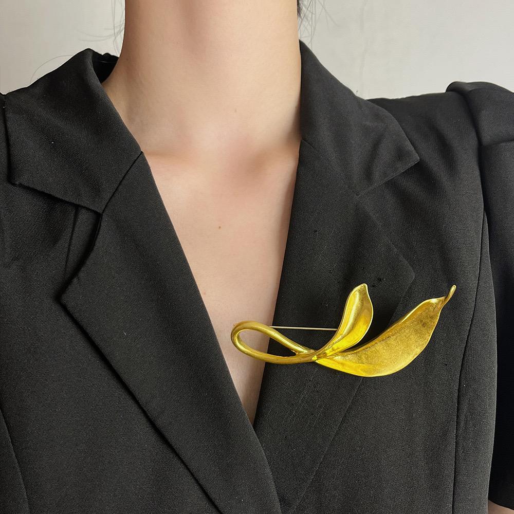 European And American Frosted Metal Folded Leaf Brooch Fashion Design Sense Exquisite Women Accessories Gift 2025