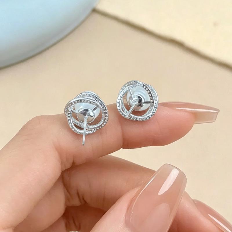 Xiao Yin S999 Sterling Silver Inlaid Mother-of-Pearl Stud Earrings, Elegant Geometric Design for Women.