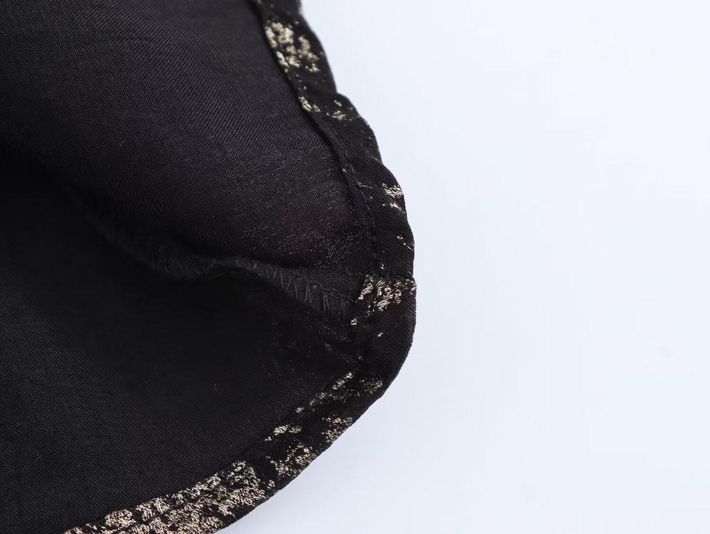 Moda damska wiosna 2025: Sukienka bez rękawów na jedno ramię w stylu europejskim i amerykańskim, z marszczeniem w talii i hot stampingiem.