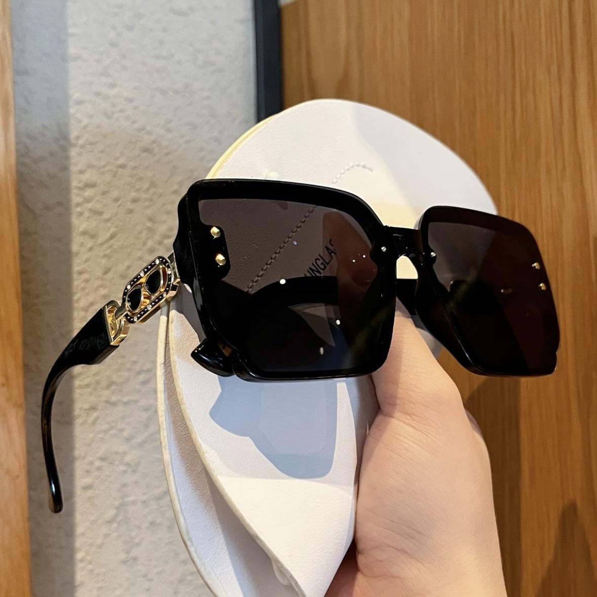 

new high-definition light luxury fashion sunglasses for women trendy UV sunglasses(DS-7745)