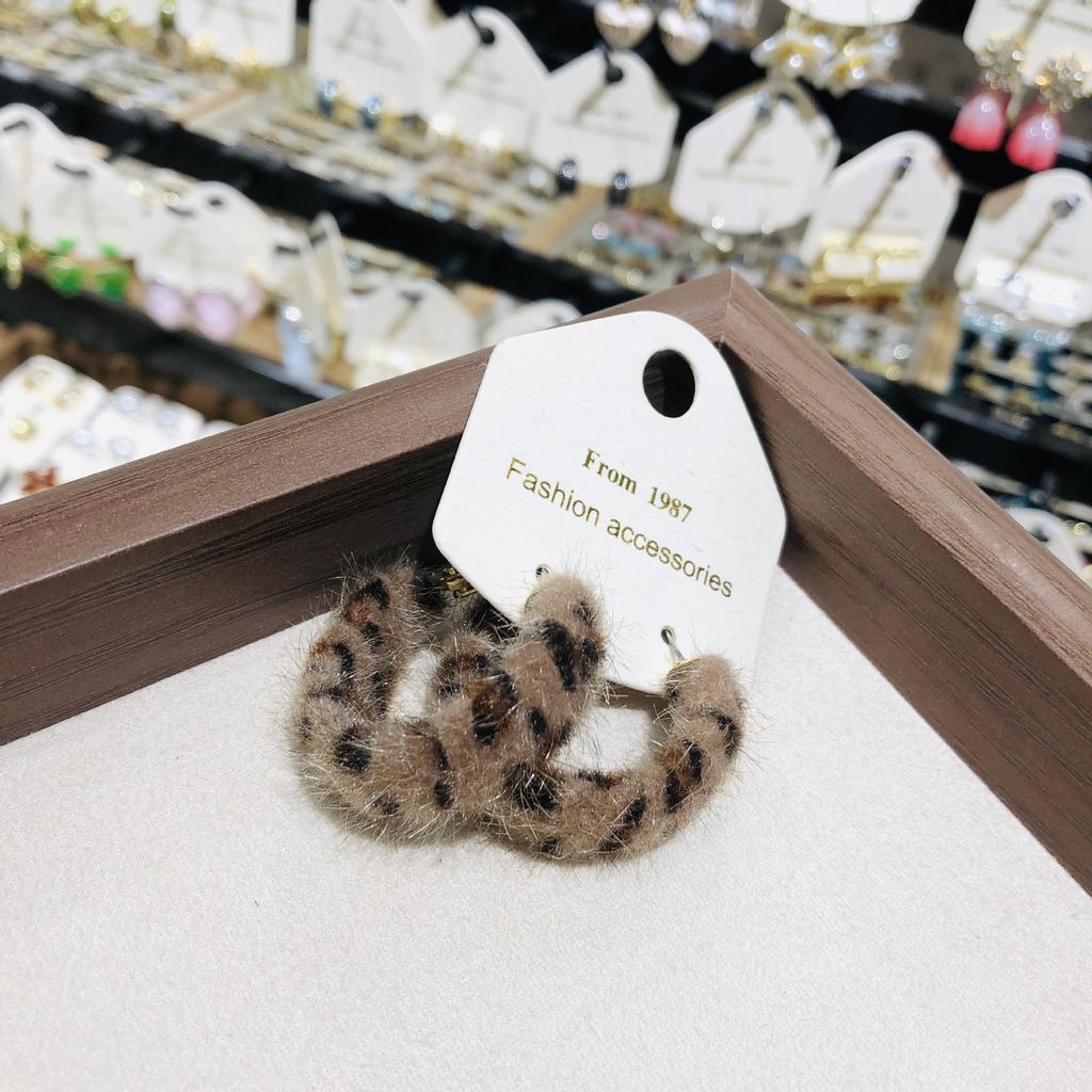 Autumn and Winter New Retro Style Leopard Print Geometric Exaggerated Ear Buckle Simple and Atmospheric High-end Feeling Unique