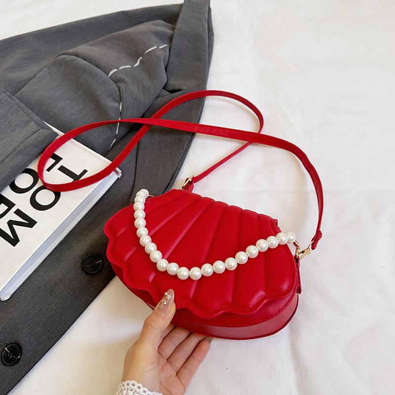 

Женская сумочка в форме ракушки с жемчугом, кожаный клапан, регулируемый ремешок, наплечная сумка, акцентная сумка-ракушка, компактная повседневная из искусственной кожи красный