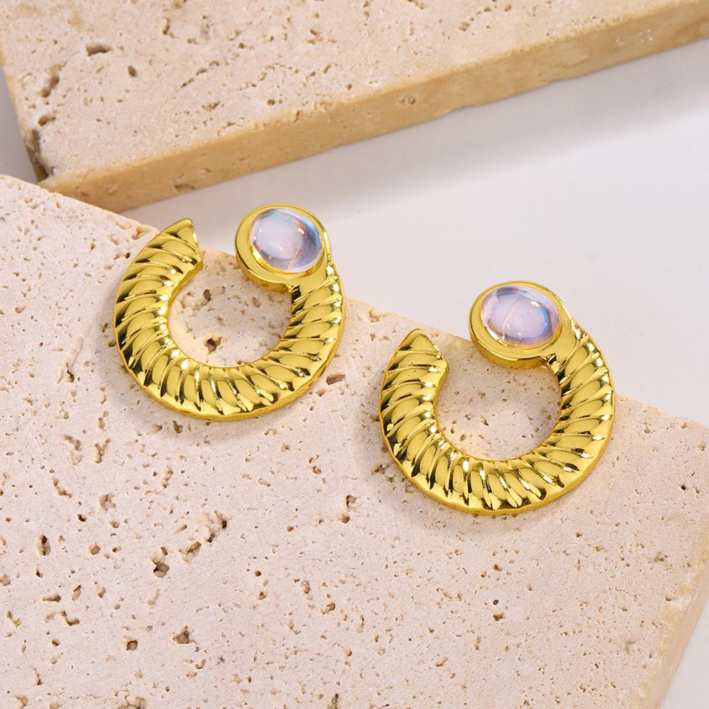 Light luxury earrings temperament niche design feeling maple leaf earrings titanium steel plated 11k gold Internet celebrity electroplated earrings