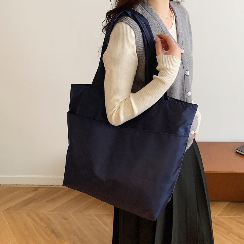 European-American Fashion Large Capacity Travel Bag - Solid Color, Nylon, Handheld or Shoulder Style for Women