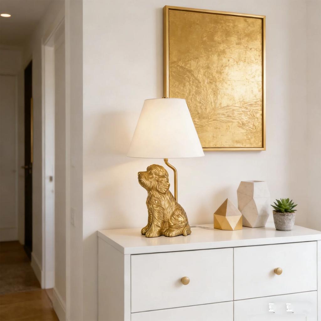 Heimdekoration Serie: Hundeförmige Tischlampe mit goldlackiertem Schirm und konischem Leinen-Schirm