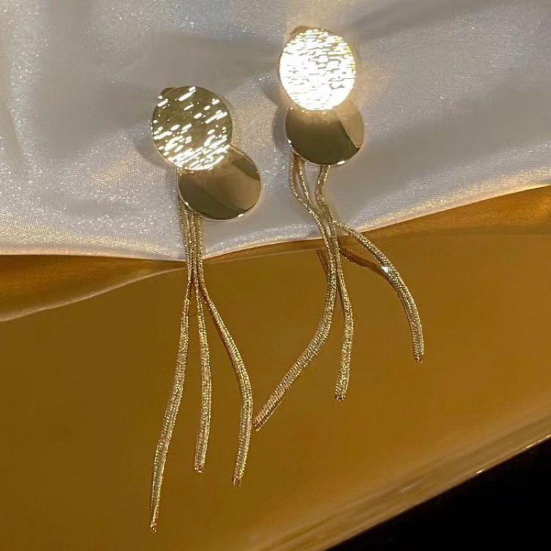 

Пара тонких круглых серег с длинными кисточками, текстурированные серьги с индивидуальным дизайном золотой