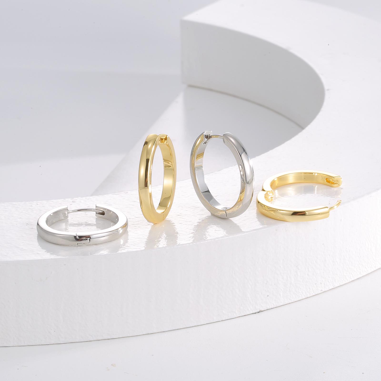 

Fashionable Minimalist Ear Cuffs: Versatile Cold Style Earrings for Autumn and Winter