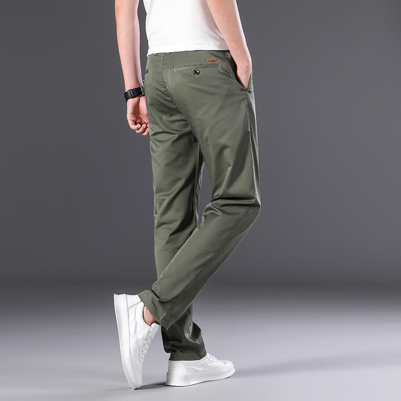 Męskie spodnie bawełniane na jesień z prostymi nogawkami, elastyczne, niegniotące się, naturalnie układające się, idealne do codziennych, biznesowych stylizacji w średnim wieku