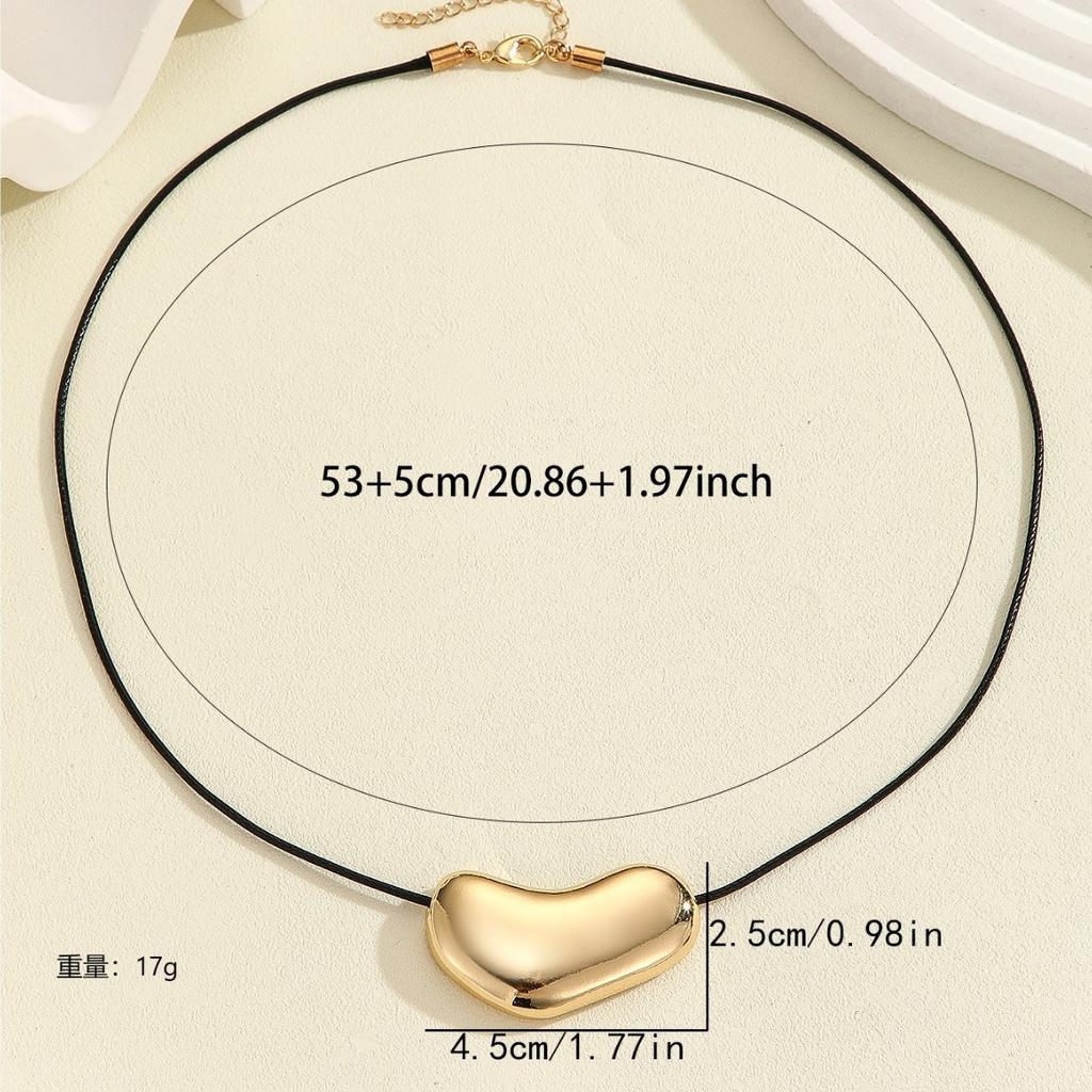 European and American Popular Style Korean Velvet Metal Peach Heart Necklace High-end Light Luxury Sweater Chain